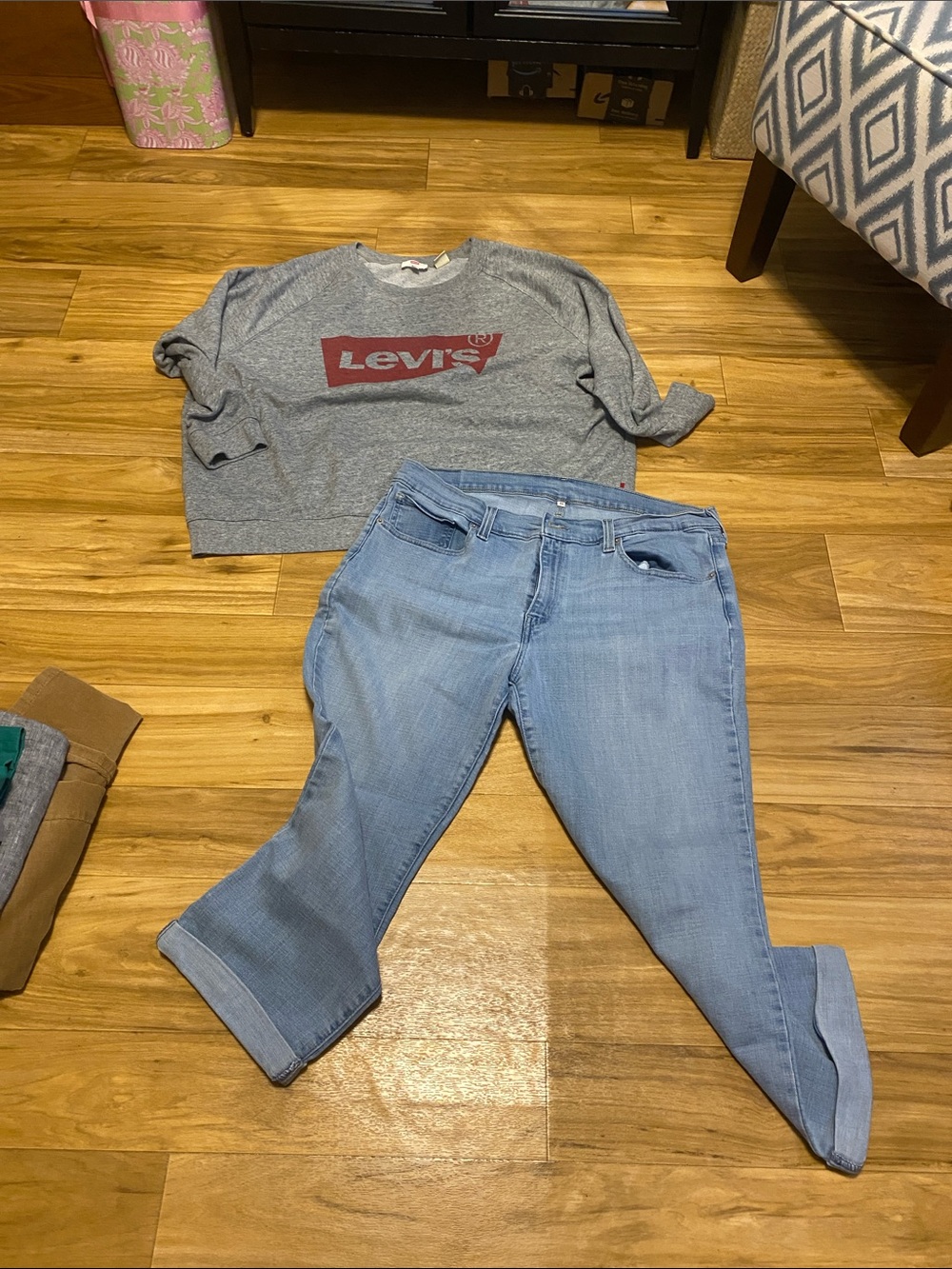 Bundle Levi’s ladies light wash denim cropped jeans; size 33 w Levi’s sweatshirt